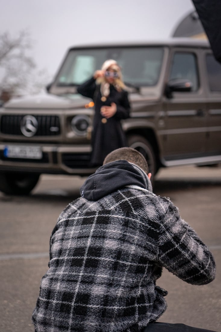 Gabriel beim Shooting hinter der Kamera