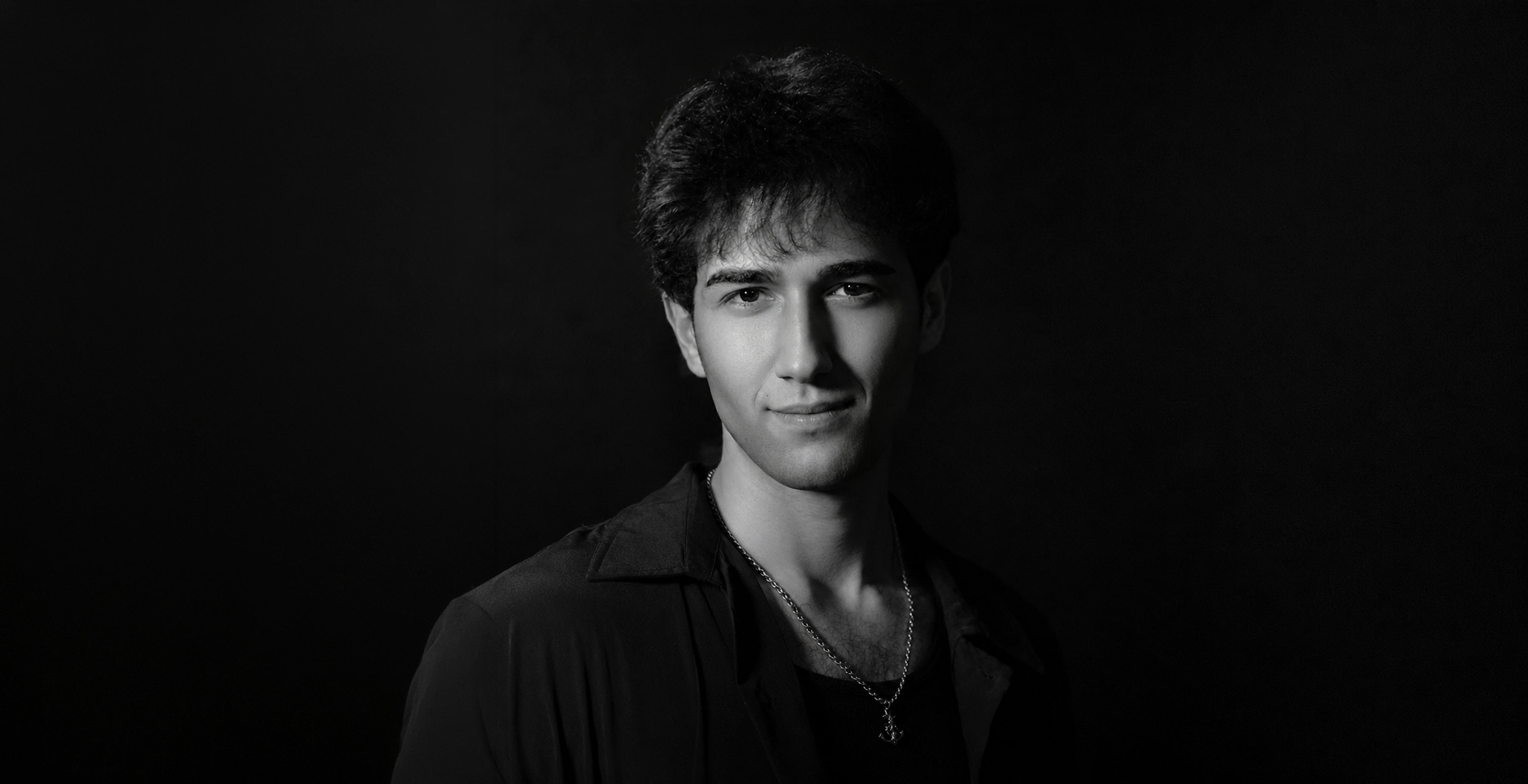 Schwarz-Weiß-Studioporträt, fotografiert von GBJP Photography